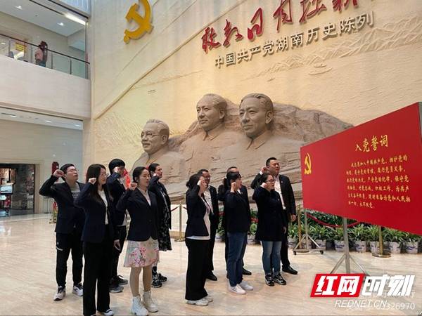 观看大突围主题党日信息，重温历史，砥砺前行