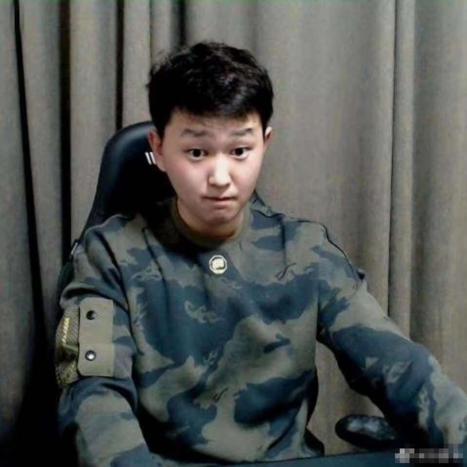 如何在和平精英模拟器中有效标点前方有敌人