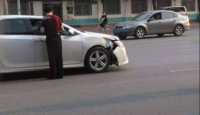 汽车停着被撞了怎么办？——一份详尽的应对指南视频