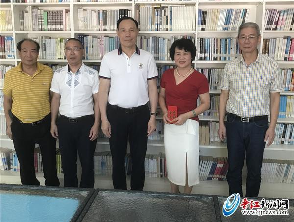 汽车发动的声音，城市脉动的序曲