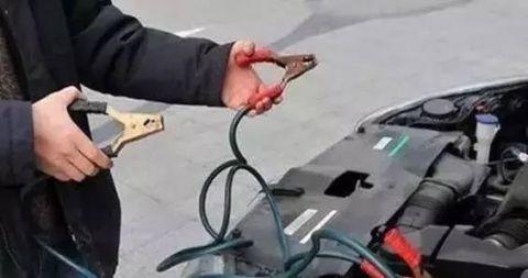 汽车假死之谜，搭电后短暂行驶又熄火，重启无果的困扰
